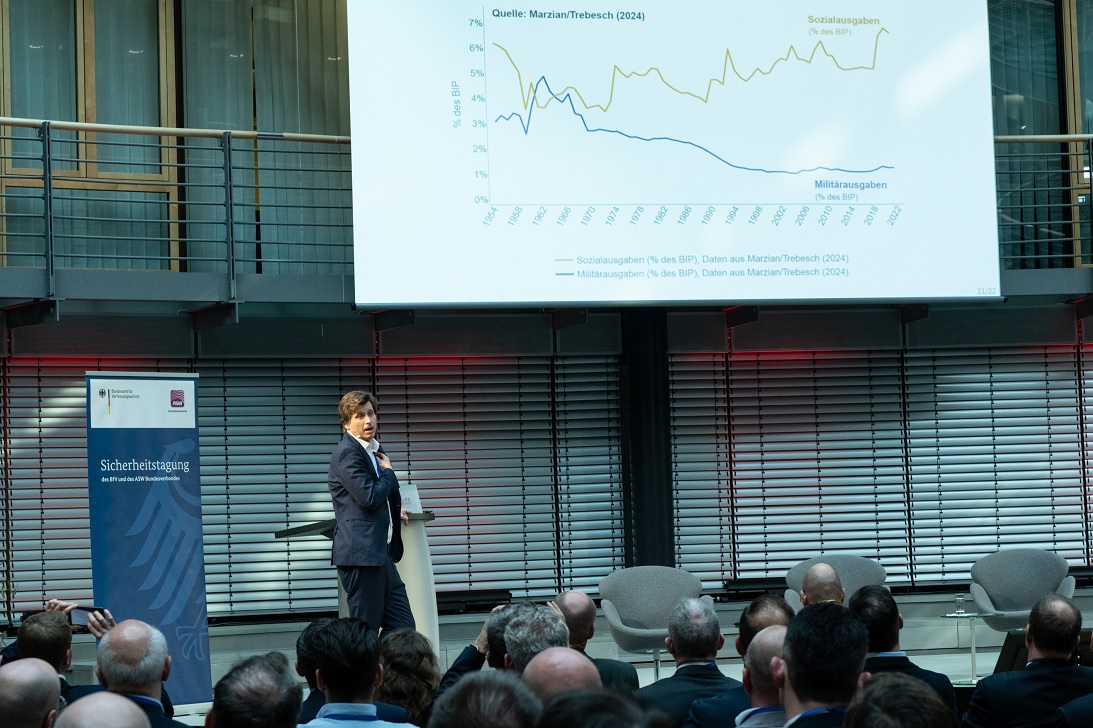 Präsident des Kiel Institut für Weltwirtschaft Moritz Schularick hält einen Impulsvortrag. (Quelle: Leo Seidel Fotografie) Präsident des Kiel Institut für Weltwirtschaft Moritz Schularick hält einen Impulsvortrag.