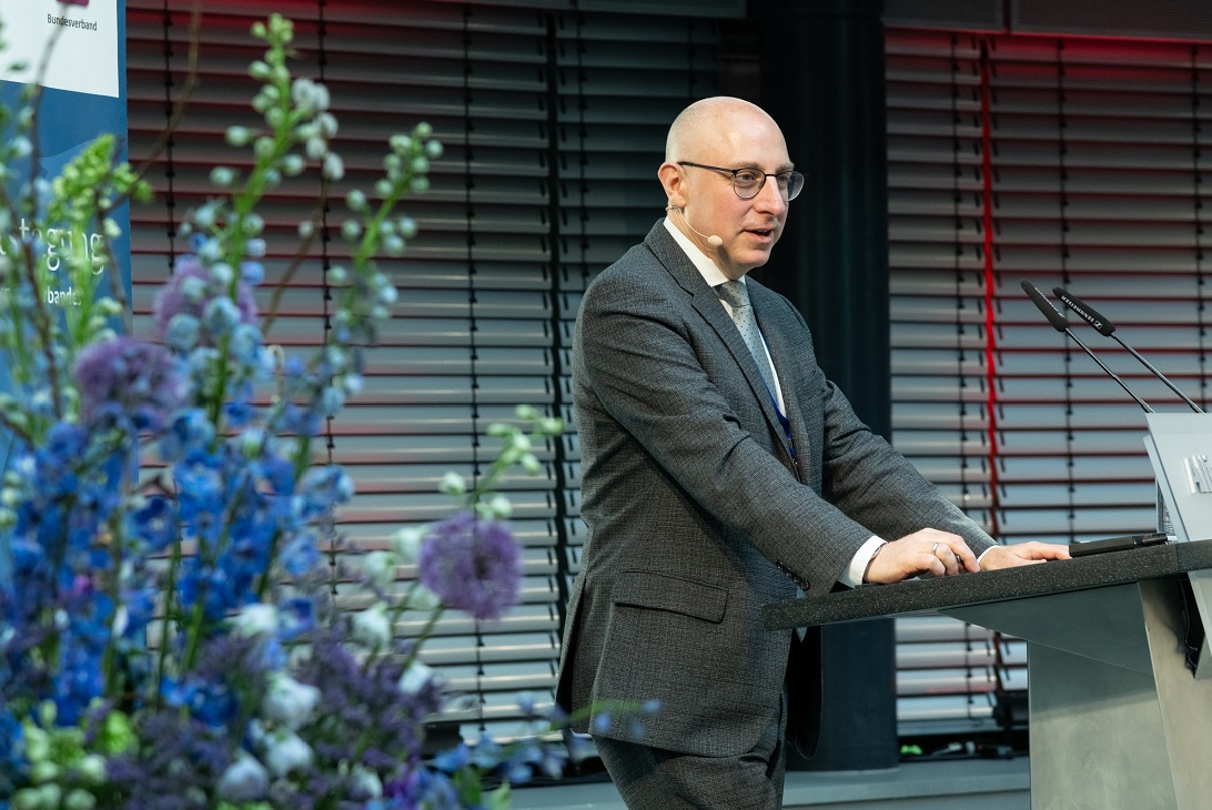 BfV-Vizepräsident Sinan Selen spricht am Rednerpult zu den Teilnehmern der 18. BfV/ASW-Tagung. (Quelle: Leo Seidel Fotografie) BfV-Vizepräsident Sinan Selen spricht am Rednerpult zu den Teilnehmern der 18. BfV/ASW-Tagung.