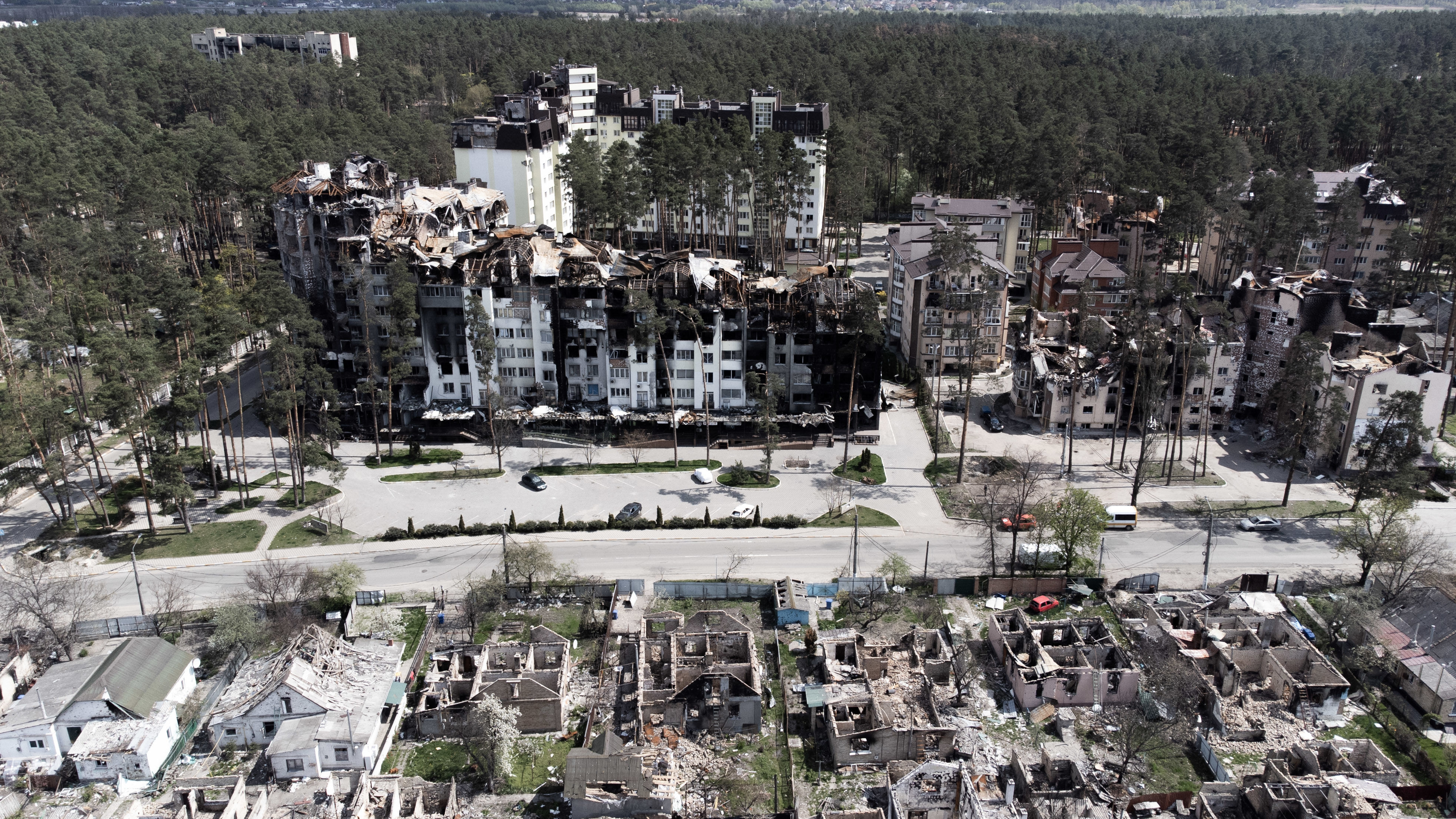 Das Bild zeigt durch russische Angriffe zerstörte Wohngebäude in der ukrainischen Stadt Irpin.