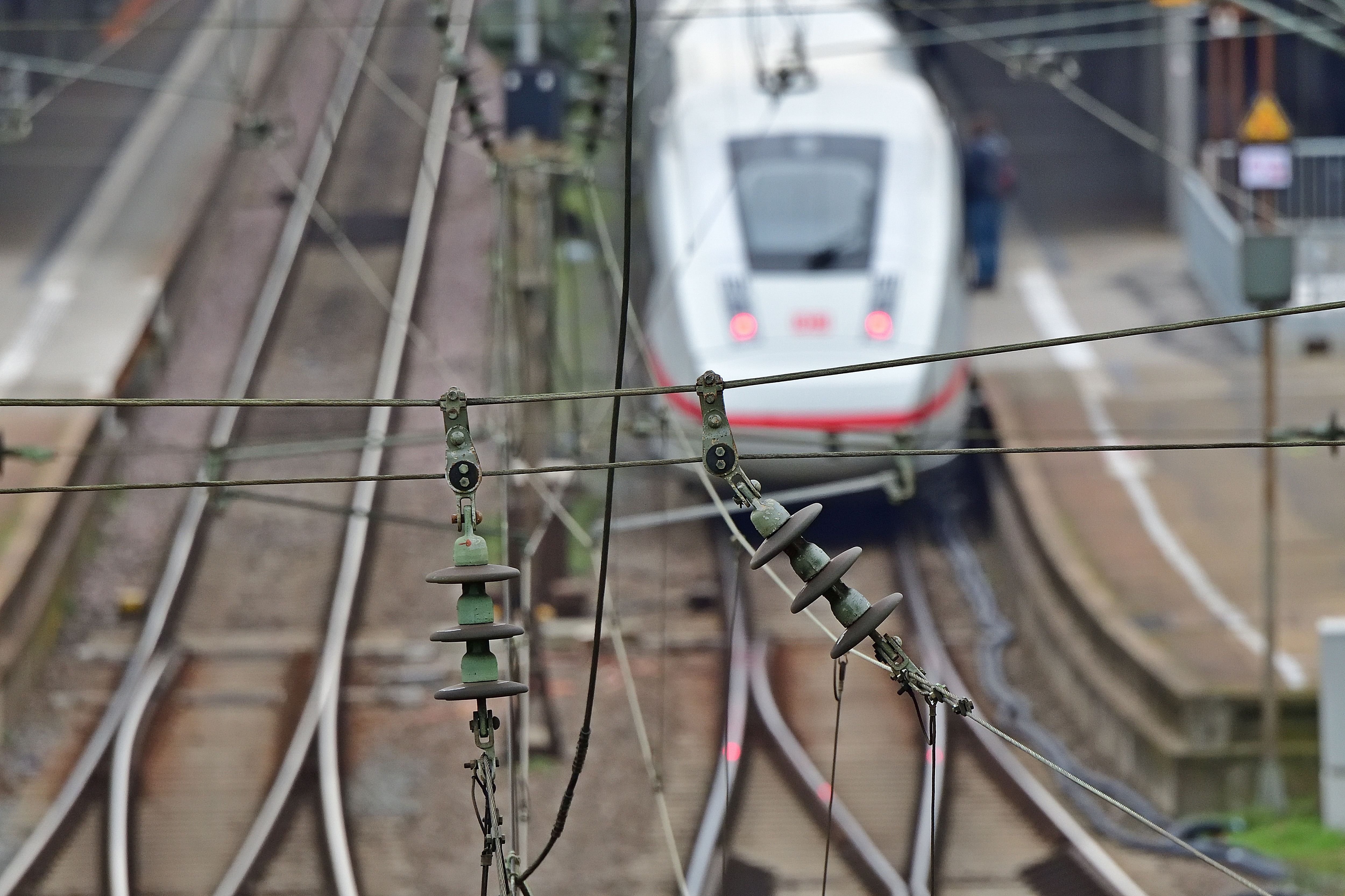 Die Aufnahme zeigt die einen ICE und davor die Leitungen der Bahn. (Quelle: picture alliance / Daniel Kubirski | Daniel Kubirski) Die Aufnahme zeigt die einen ICE und davor die Leitungen der Bahn.