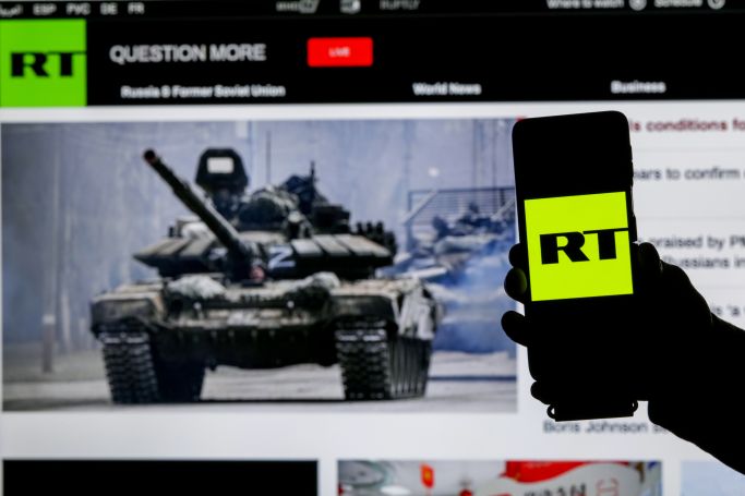 Die Abbildung die Webseite von Russia Today mit einem darauf abgebildeten Panzer