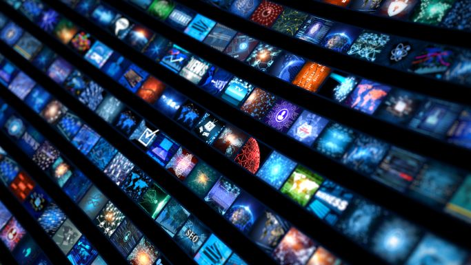 Die Abbildung zeigt Monitore mit Darstellungen aus der Medienwelt. (Quelle: iStock | Danil Melekhin) Die Abbildung zeigt Monitore mit Darstellungen aus der Medienwelt.
