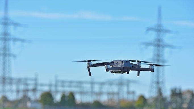 Die Aufnahme zeigt eine Drohne vor kritischer Infrastruktur. (Quelle: picture alliance / Daniel Kubirski | Daniel Kubirski) Die Aufnahme zeigt eine Drohne vor kritischer Infrastruktur.