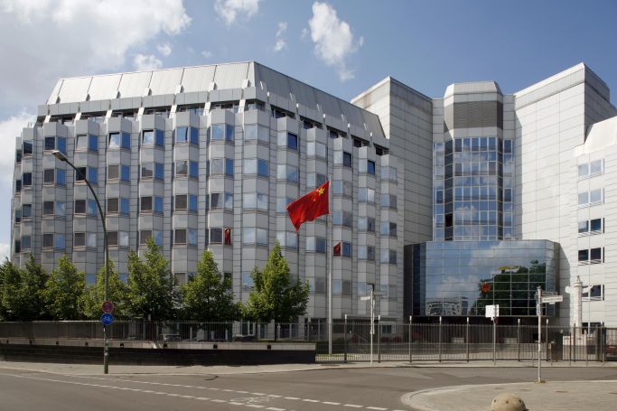 Die Abbildung zeigt das Gebäude der Botschaft der Volksrepublik China in Berlin (Quelle: picture alliance | imagebroker | Helmut Baar) Die Abbildung zeigt das Gebäude der Botschaft der Volksrepublik China in Berlin