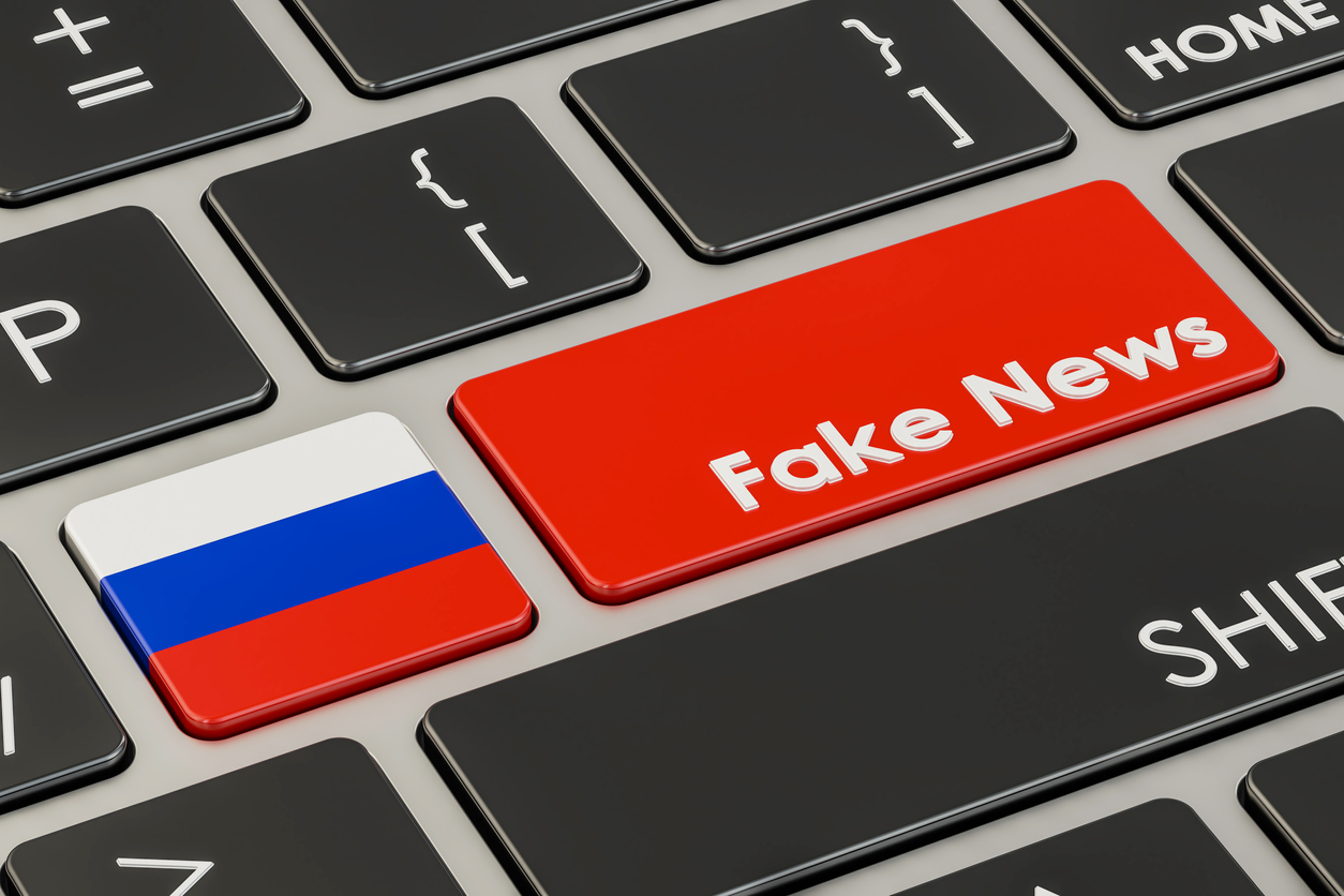 Die Abbildung zeigt eine Tastatur mit eingeblendeter russischer Flagge und dem Schriftzug Fakenews. (Quelle: istockphoto | Alex_MX) Die Abbildung zeigt eine Tastatur mit eingeblendeter russischer Flagge und dem Schriftzug Fakenews.