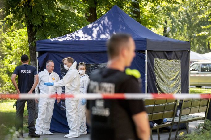 Die Abbildung zeigt den Tatort des „Tiergartenmords“ mit Polizeikräften und Mitarbeitenden der Spurensicherung am 23.08.2019 in Berlin. (Quelle: picture alliance | dpa | Christoph Soeder) Die Abbildung zeigt den Tatort des „Tiergartenmords“ mit Polizeikräften und Mitarbeitenden der Spurensicherung am 23.08.2019 in Berlin.