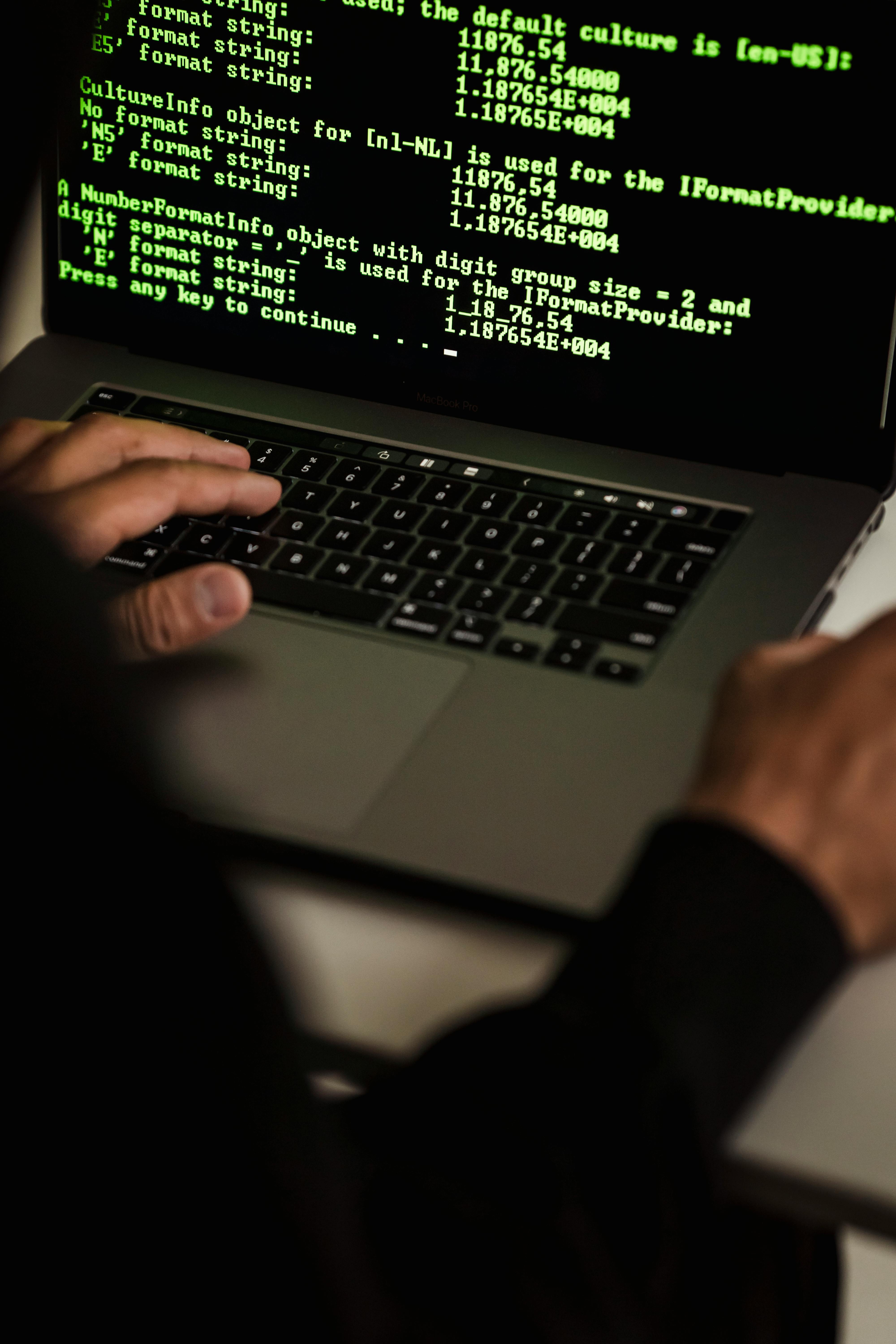 Die Abbildung zeigt eine Person vor einem Laptop. (Quelle: pexels.com/Sora Shimazaki) Die Abbildung zeigt eine Person vor einem Laptop.