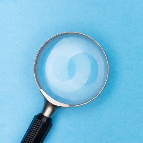 Die Aufnahme zeigt eine Leselupe auf blauem Untergrund (Quelle: Photo by Markus Winkler on Unsplash) Die Aufnahme zeigt eine Leselupe auf blauem Untergrund