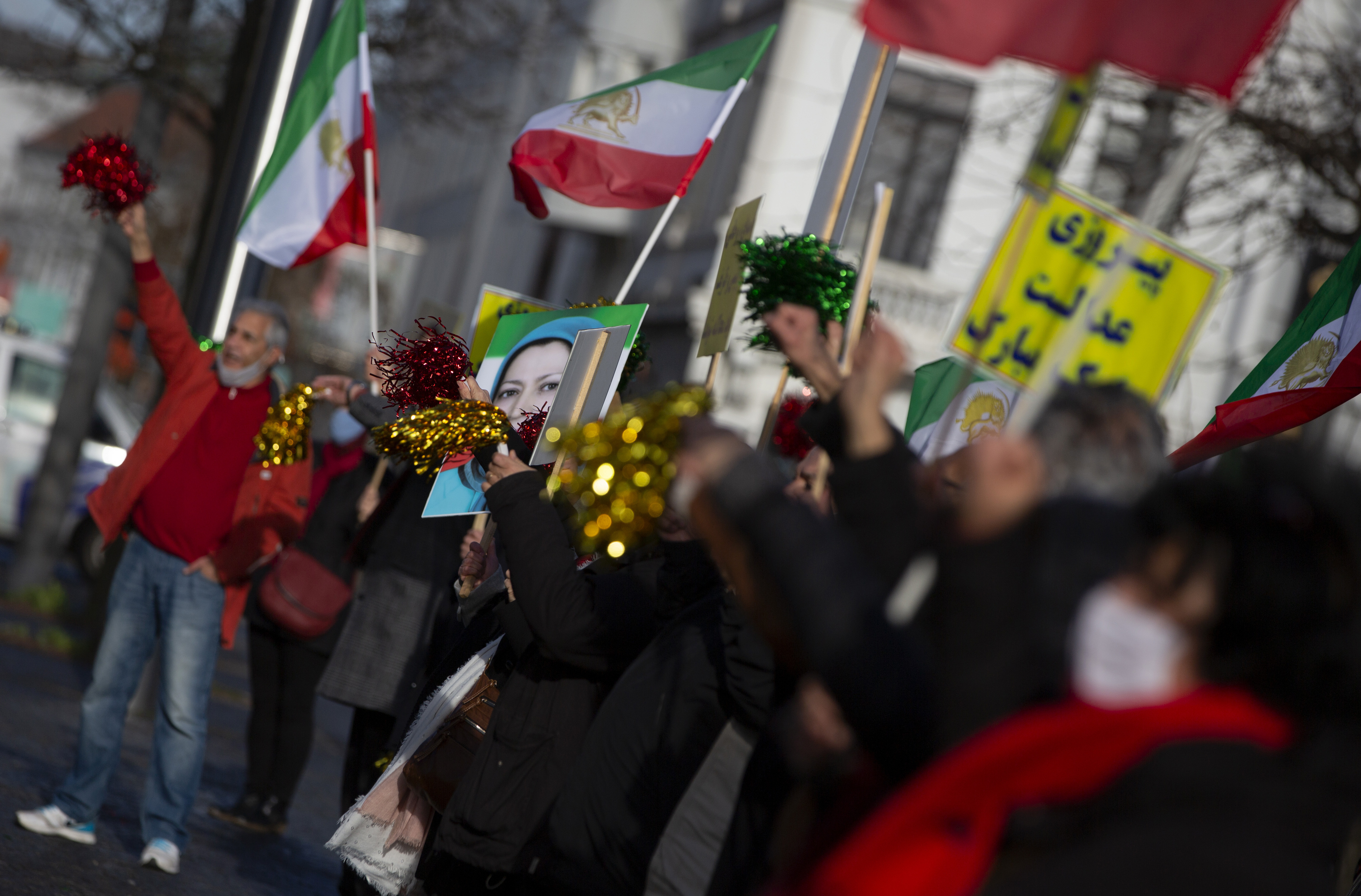 Die Aufnahme zeigt Protestierende mit iranischen Flaggen vor dem Gericht in Antwerpen am 4.02.2021. (Quelle: picture alliance | Associated Press | Virginia Mayo) Die Aufnahme zeigt Protestierende mit iranischen Flaggen vor dem Gericht in Antwerpen am 4.02.2021.