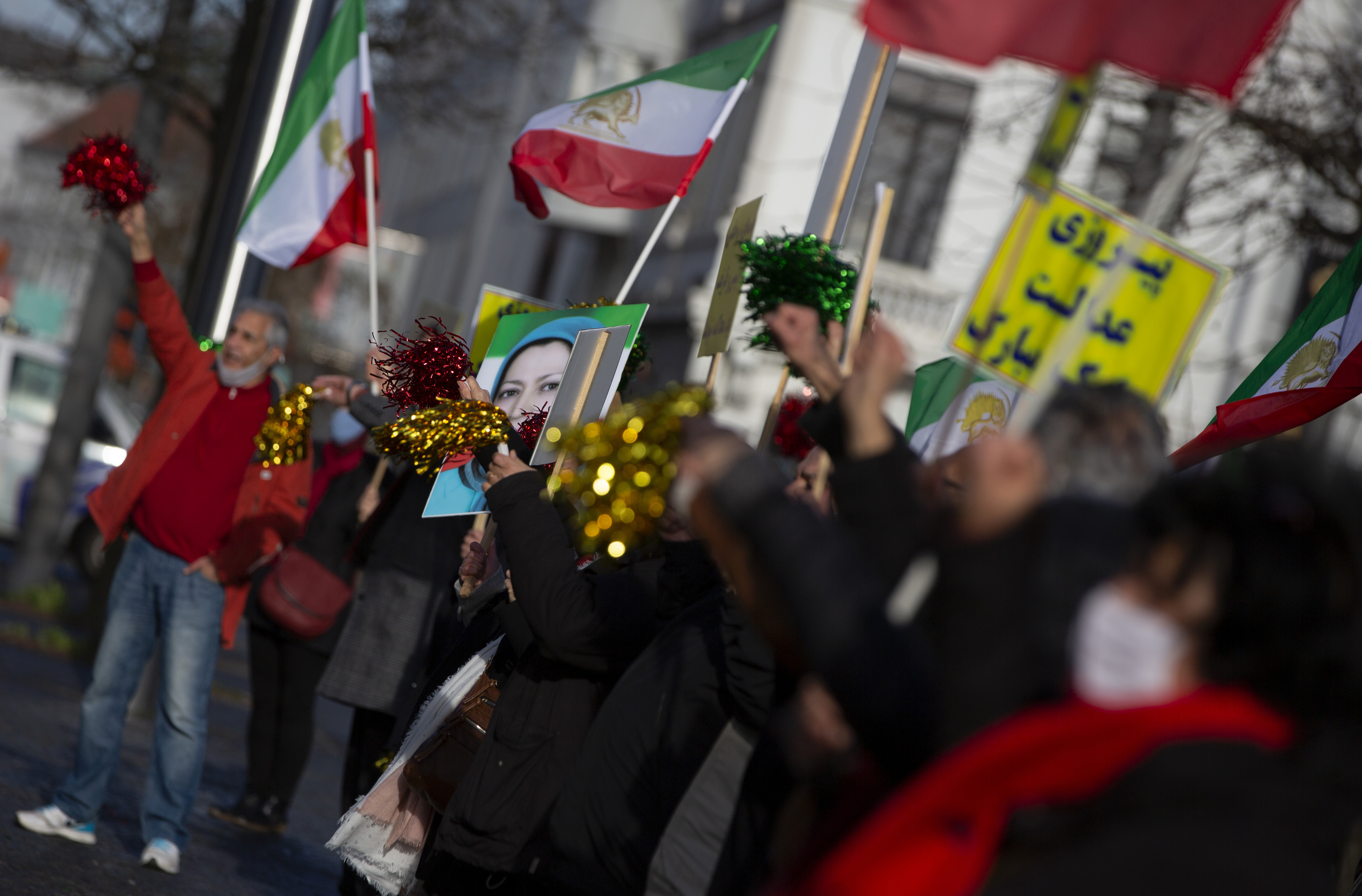 Die Aufnahme zeigt Protestierende mit iranischen Flaggen vor dem Gericht in Antwerpen am 4.02.2021.