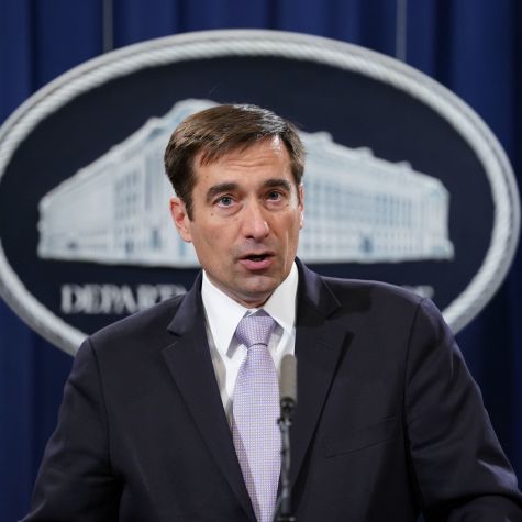 Die Aufnahme zeigt Assistant Attorney General for National Security, John C. Demers, während eines Redebeitrags u.a. zum Thema Wirtschaftsspionage durch die Volksrepublik China am 1. November 2018 im Department of Justice in Washington. (Quelle: Pablo Martinez Monsivais/AP Images/picture alliance) Die Aufnahme zeigt Assistant Attorney General for National Security, John C. Demers, während eines Redebeitrags u.a. zum Thema Wirtschaftsspionage durch die Volksrepublik China am 1. November 2018 im Department of Justice in Washington.
