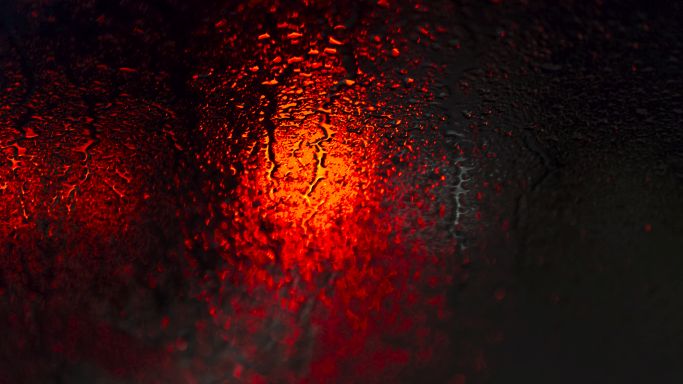 Die Abbildung zeigt eine verregnete Fensterscheibe, hinter der ein großes rotes Signallicht zu sehen ist (Quelle: Teka77 / iStock / Getty Images Plus) Die Abbildung zeigt eine verregnete Fensterscheibe, hinter der ein großes rotes Signallicht zu sehen ist