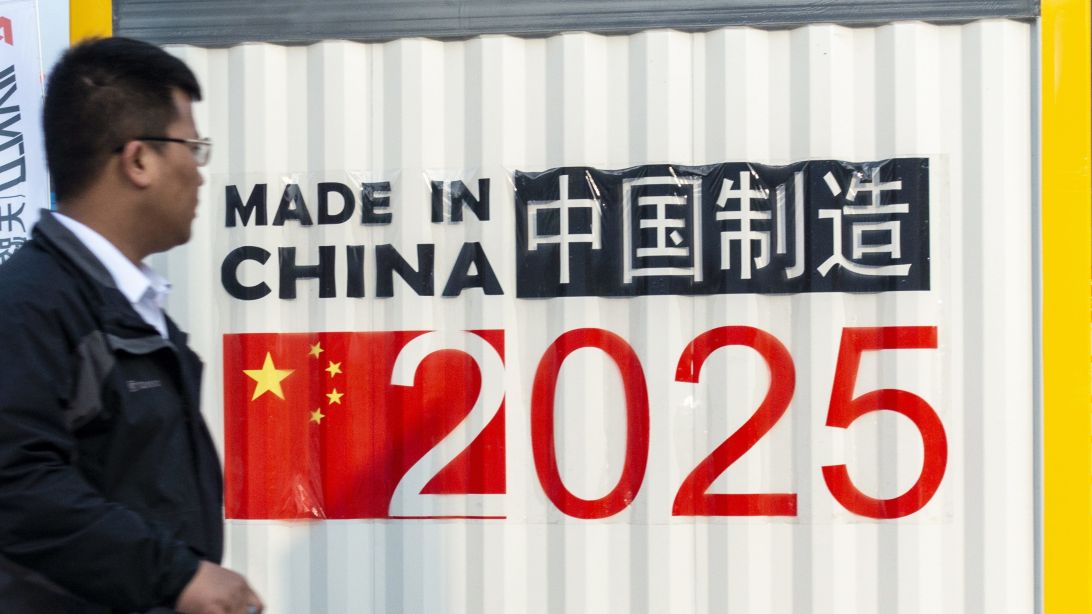 Die Aufnahme vom 29. November 2018 zeigt eine Aufschrift mit dem Slogan "Made in China 2025" im Rahmen einer Hersteller-Ausstellung in Shanghai, China.