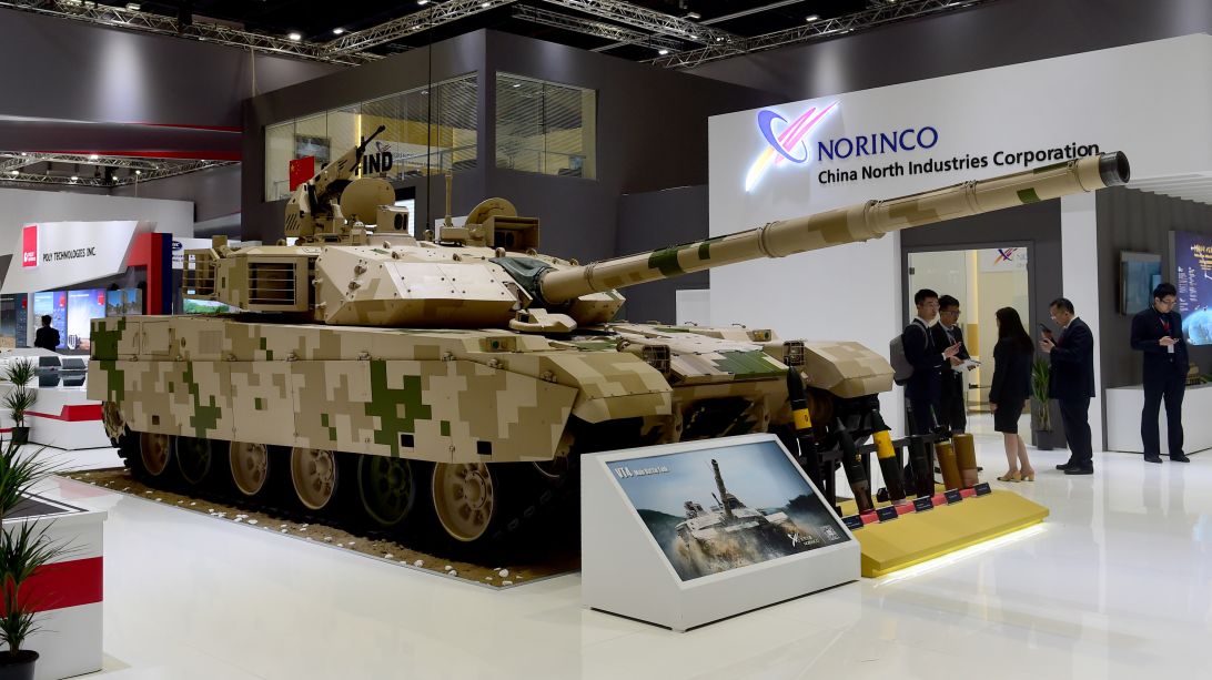 Die Aufnahme vom 20. Februar 2017 zeigt einen VT4 Kampfpanzer im chinesichen Pavillion im Rahmen der International Defense Exhibition an Conference (IDEX) in Abu Dhabi. Chinesische Firmen präsentierten dort auf 1500qm aktuelle Militärtechnologie. 