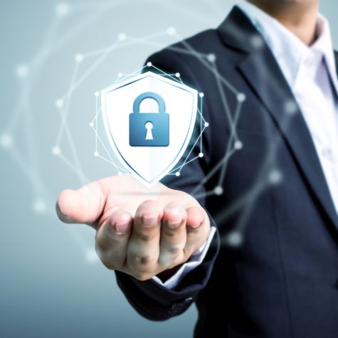 Ein Mann mit Anzug berührt eine unsichtbare Oberfläche und generiert dabei ein virtuelles Schild mit integriertem Sicherheitsschloss (Quelle: Chaiyawat Sripimonwan / EyeEm / Getty Images) Ein Mann mit Anzug berührt eine unsichtbare Oberfläche und generiert dabei ein virtuelles Schild mit integriertem Sicherheitsschloss