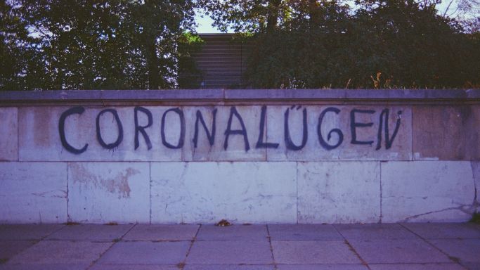 Das Bild zeigt eine Mauer auf der der Schriftzug Coronalügen aufgesprüht ist