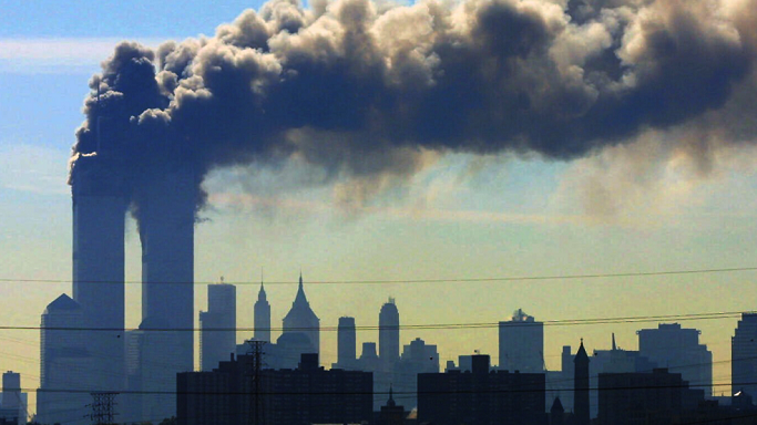 Auf dem Bild ist das brennende World Trade Center in New York nach dem Terroranschlag am 11. September 2001 abgebildet. (Quelle: picture alliance/AP Photo/malleruzzo) Auf dem Bild ist das brennende World Trade Center in New York nach dem Terroranschlag am 11. September 2001 abgebildet.