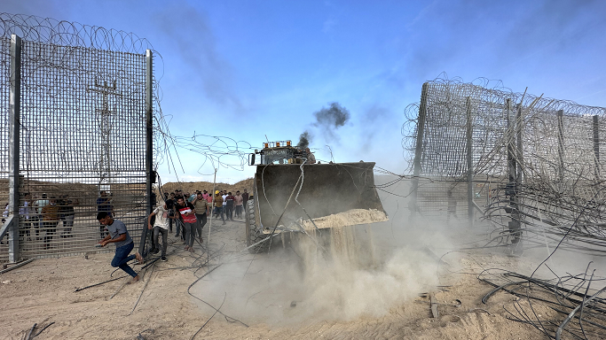 Kämpfer der HAMAS durchbrechen am 7. Oktober 2023 den Grenzzaun zwischen Gaza und Israel. (Quelle: picture alliance / AA | Ashraf Amra) Kämpfer der HAMAS durchbrechen am 7. Oktober 2023 den Grenzzaun zwischen Gaza und Israel.