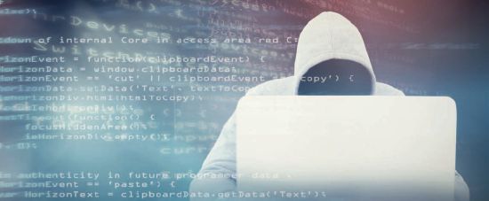 Das Bild zeigt einen Hacker mit Kapuzenpullover vor kryptischen Programmiercode. (Quelle: iStock / VectorFusionArt) Das Bild zeigt einen Hacker mit Kapuzenpullover vor kryptischen Programmiercode.