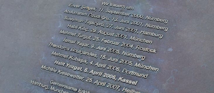 Gedenkstein für die Opfer des NSU auf dem Halitplatz in Kassel (Hessen). (Quelle: picture-alliance/dpa) Gedenkstein für die Opfer des NSU auf dem Halitplatz in Kassel (Hessen).