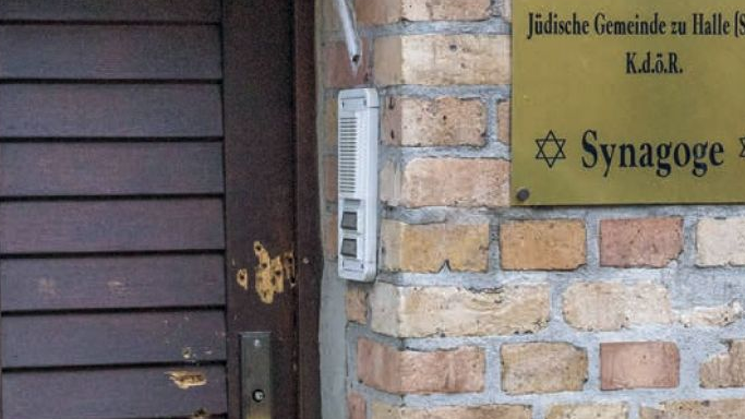 Das Bild zeigt eine durch Schüsse beschädigte Tür der Synagoge in Halle (Saale) nach dem Anschlag vom 9. Oktober 2019.  (Quelle: IMAGO / Christian Grube) Das Bild zeigt eine durch Schüsse beschädigte Tür der Synagoge in Halle (Saale) nach dem Anschlag vom 9. Oktober 2019.