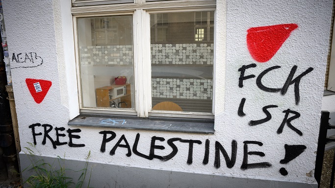 Mit roten Dreiecken und anderen antisemitischen und propalästinensischen Parolen besprühte Hauswand der proisraelischen Kulturkneipe Bajszel in Berlin am 30.09.2024. (Quelle: Bernd von Jutrczenka/picture-alliance) Mit roten Dreiecken und anderen antisemitischen und propalästinensischen Parolen besprühte Hauswand der proisraelischen Kulturkneipe Bajszel in Berlin am 30.09.2024.