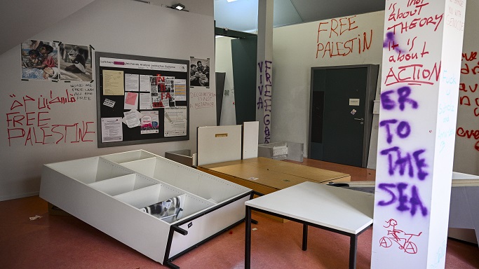 Propalästinensische Schmierereien an den Wänden und umgekippte Regale in einem Raum der Berliner Humboldt-Universität. (Quelle: Jens Kalaene/picture alliance) Propalästinensische Schmierereien an den Wänden und umgekippte Regale in einem Raum der Berliner Humboldt-Universität.