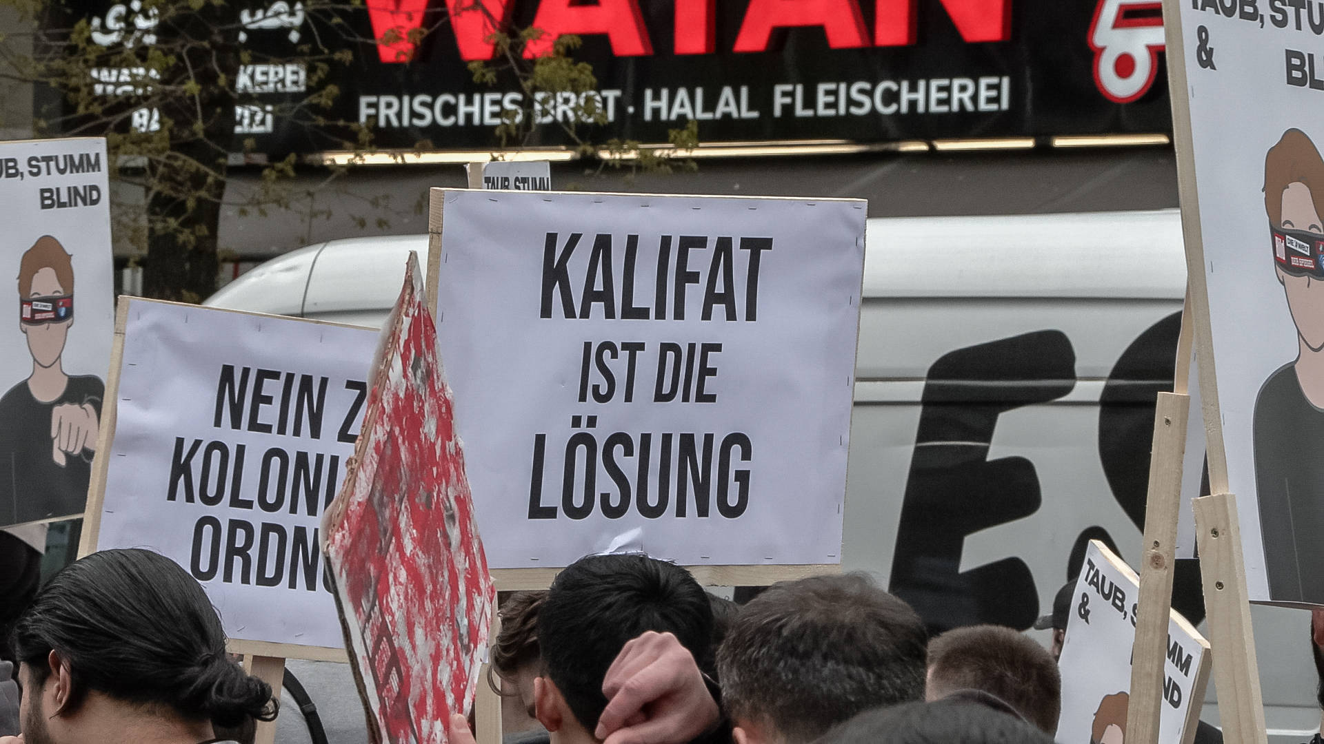 Kalifat-Demo auf dem Steindamm in Hamburg am 27. April 2024. (Quelle: IMAGO / Blaulicht News) Kalifat-Demo auf dem Steindamm in Hamburg am 27. April 2024.