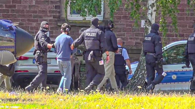 Das Bild zeigt Polizeikräfte, die zwei Tatverdächtige beim Generalbundesanwalt vorführen (Quelle: picture alliance | dpa | Einsatzreport 24 | Waldemar Gess) Das Bild zeigt Polizeikräfte, die zwei Tatverdächtige beim Generalbundesanwalt vorführen