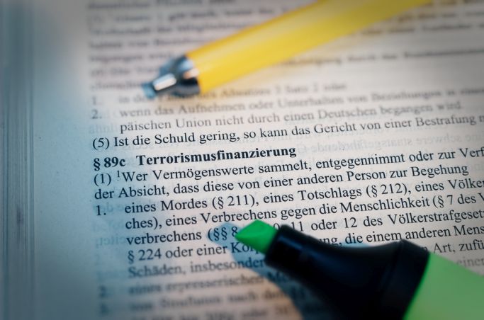 Das Bild zeigt einen Textausschnitt aus dem Strafgesetzbuch zur Terrorfinanzierung (Quelle: Imago | Depositphotos) Das Bild zeigt einen Textausschnitt aus dem Strafgesetzbuch zur Terrorfinanzierung
