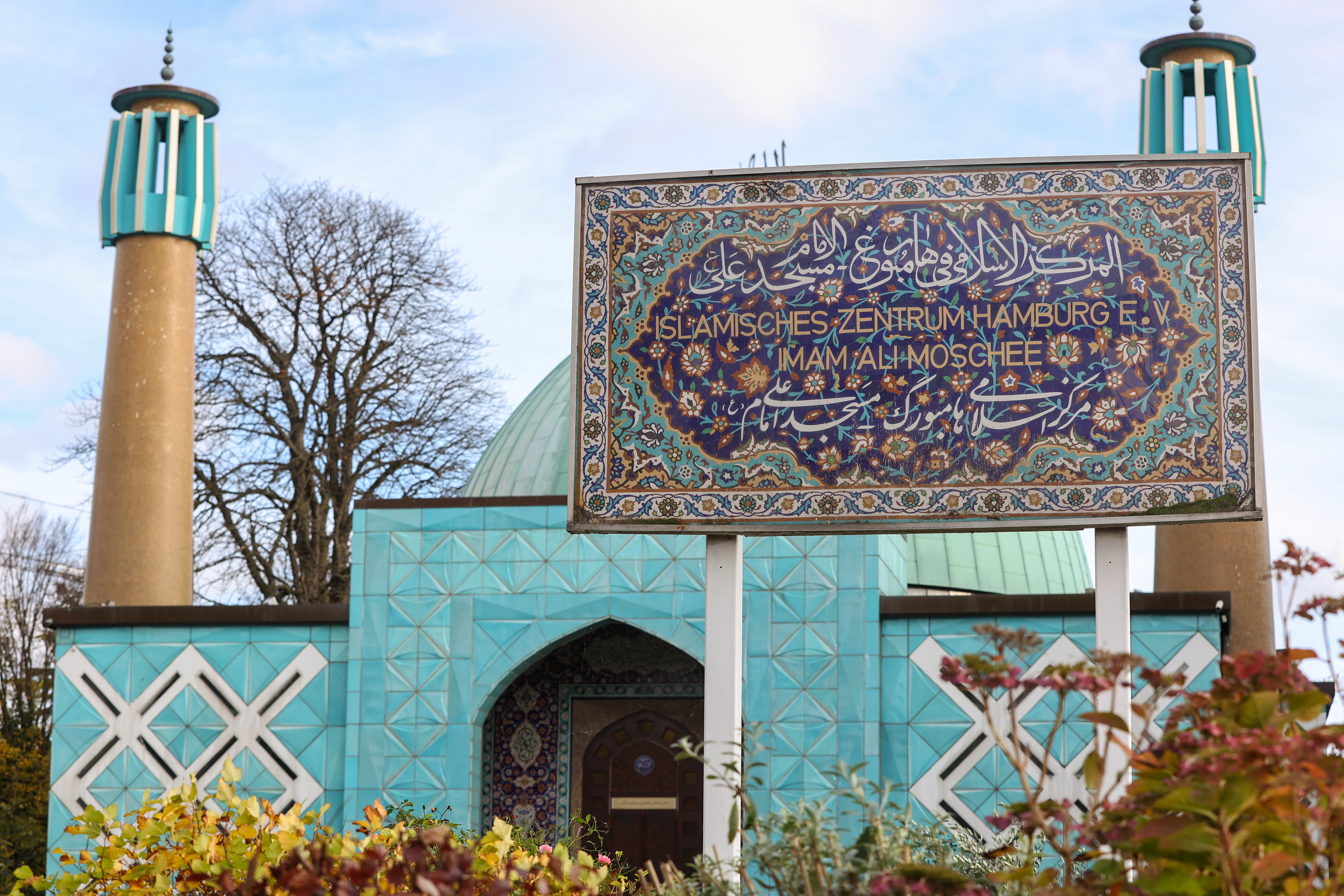 Blick auf das Islamische Zentrum Hamburg (IZH) der Imam-Ali-Moschee. (Quelle: picture alliance/dpa | Bodo Marks) Blick auf das Islamische Zentrum Hamburg (IZH) der Imam-Ali-Moschee.
