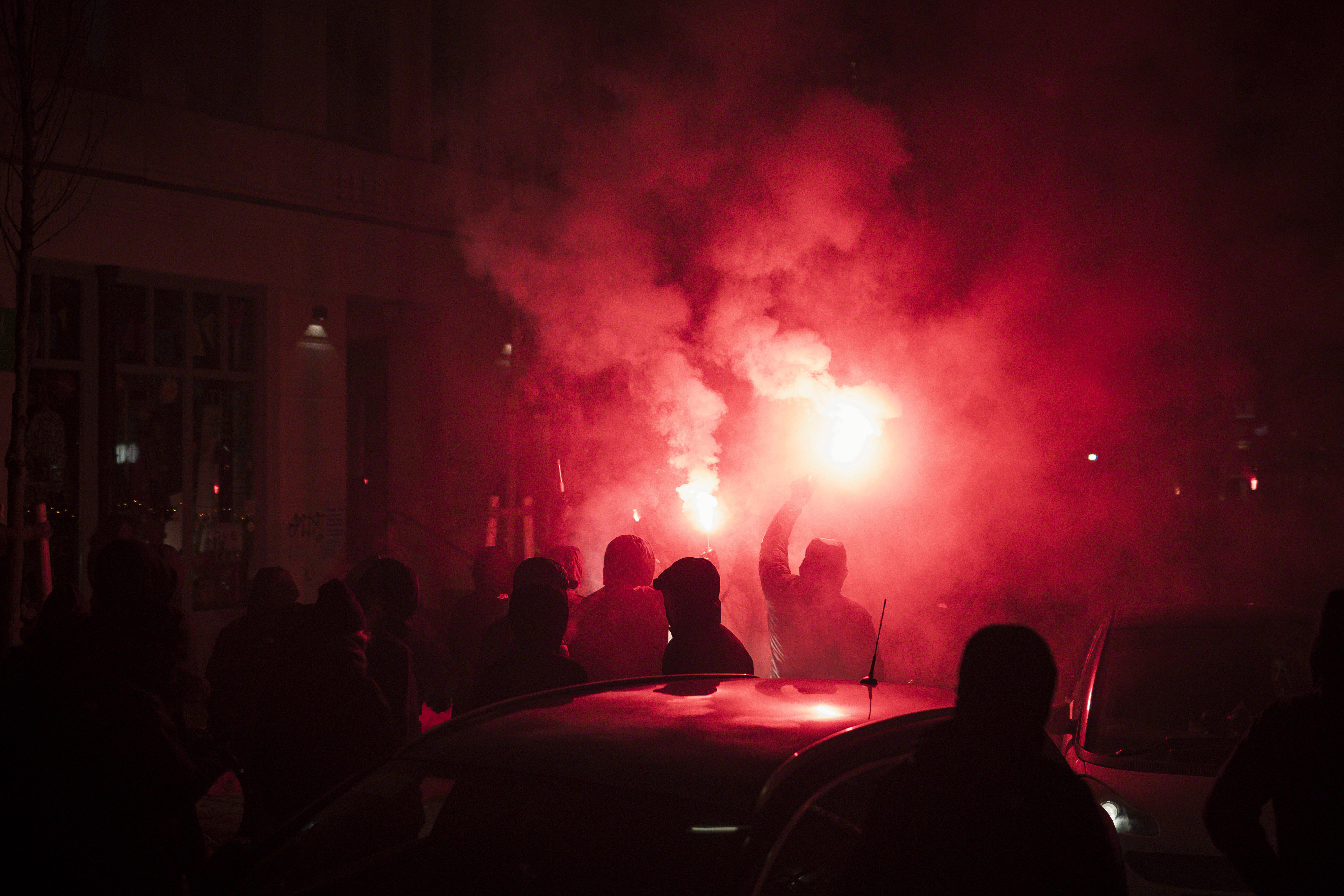 Demonstrierende in dunkler Kleidung zünden Bengalos und werfen Böller (Quelle: Jannis Große/picture alliance) Demonstrierende in dunkler Kleidung zünden Bengalos und werfen Böller
