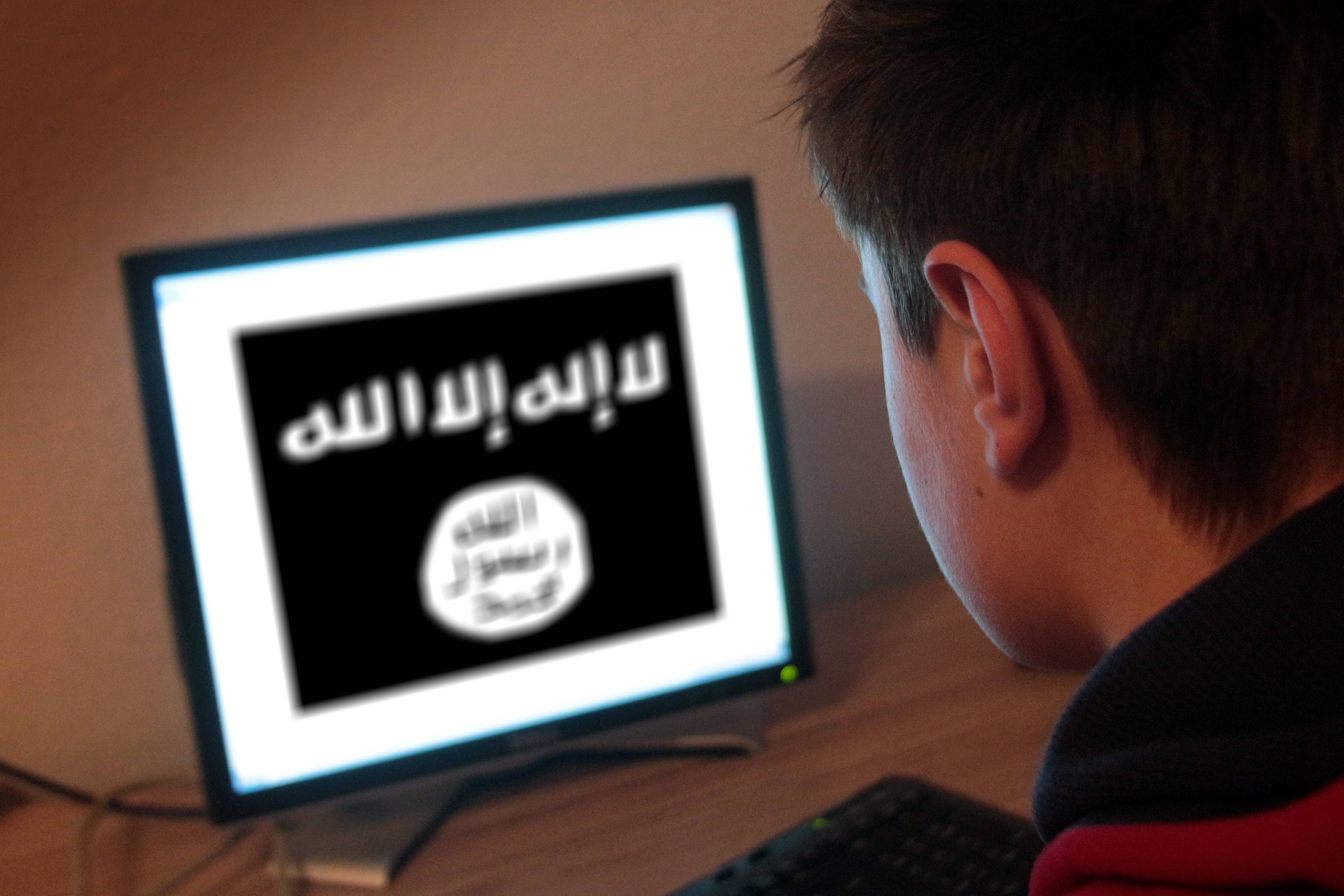 Jugendlicher sitzt am Bildschirm eines PC s mit Flagge des IS Islamischer Staat. (Quelle: Imago / Ralph Peters) Jugendlicher sitzt am Bildschirm eines PC s mit Flagge des IS Islamischer Staat.