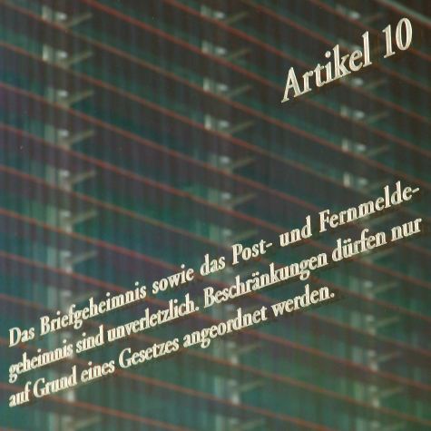 Artikel 10 des Grundgesetzes steht eingeprägt in eine Glastafel im Regierungsviertel in Berlin, aufgenommen am 5. August 2013. 