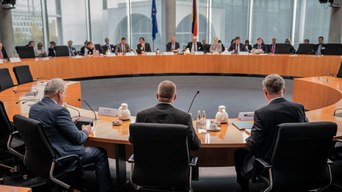 Die Aufnahme vom 29. Oktober 2019 zeigt die drei Präsidenten der Bundessicherheitsbehörden BMAD, BfV und BND zu Beginn der jährlich stattfindenden öffentlichen Anhörung vor dem Parlamentarischen Kontrollgremium im Deutschen Bundestag. 