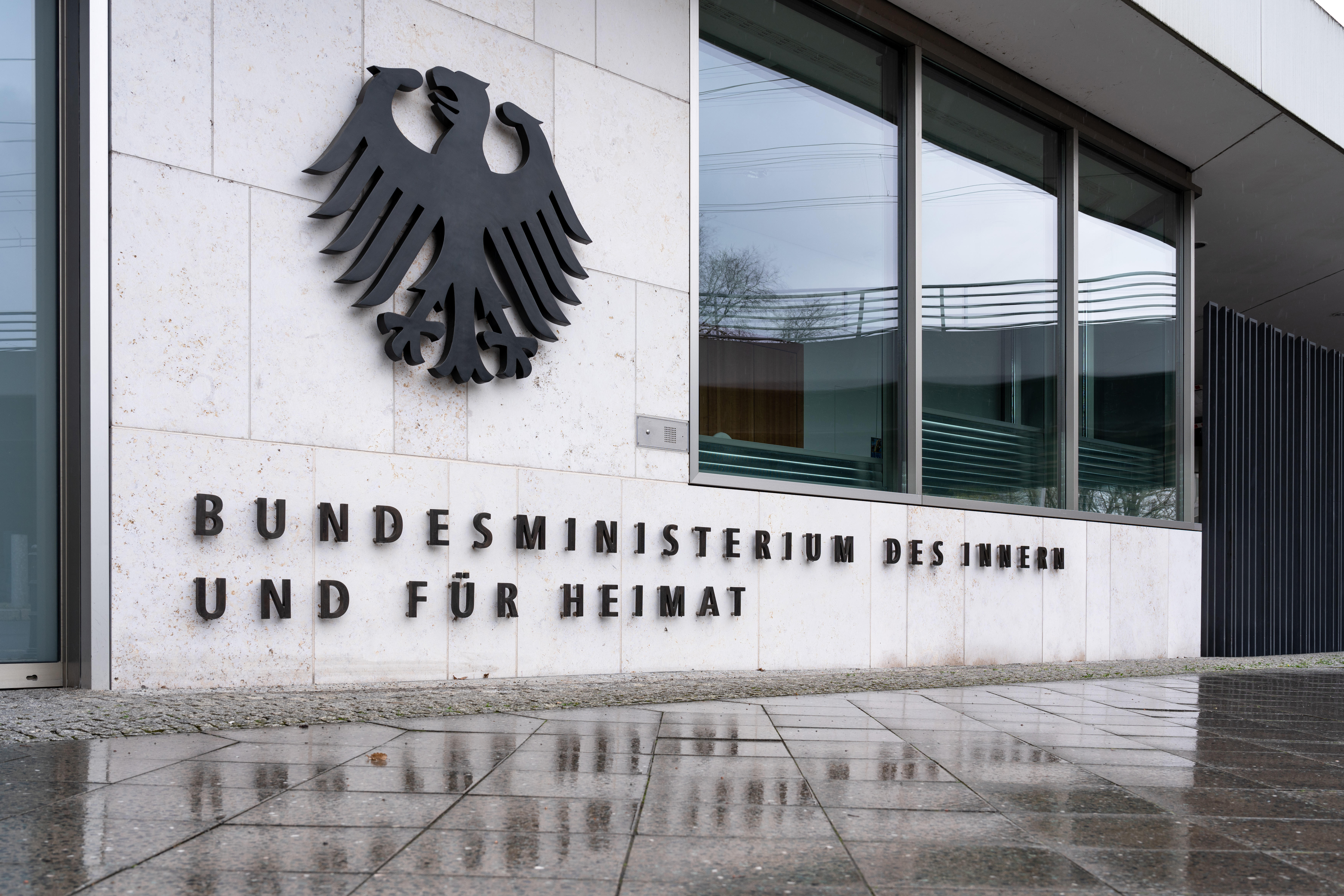 Die Aufnahme zeigt den Eingangsbereich des Bundesministerium des Innern und für Heimat in Berlin. (Quelle: picture alliance / | Daniel Kalker) Die Aufnahme zeigt den Eingangsbereich des Bundesministerium des Innern und für Heimat in Berlin.