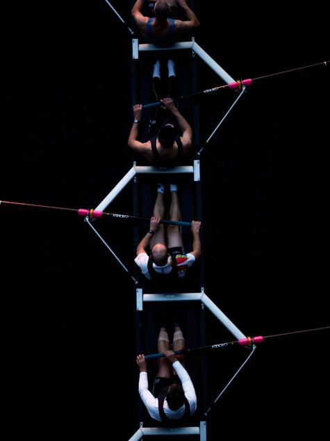 Die Aufnahme zeigt eine Vogelperspektive eines Ruderteams in Princes Bridge, Melbourne (Australien). (Quelle: Photo by Josh Calabrese on Unsplash) Die Aufnahme zeigt eine Vogelperspektive eines Ruderteams in Princes Bridge, Melbourne (Australien).