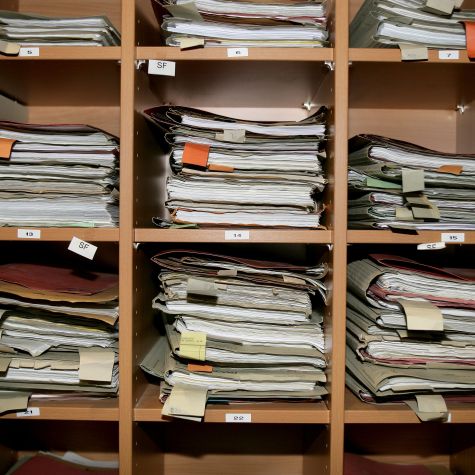 Die Aufnahme vom  29. November 2005 in Bonn zeigt beispielhaft unterschiedliche Aktenordner in einem Gericht für die Fälle: Gemeinde gegen Land, Bund gegen Land und Bund gegen Region. (Quelle: Ulrich Baumgarten/picture alliance) Die Aufnahme vom  29. November 2005 in Bonn zeigt beispielhaft unterschiedliche Aktenordner in einem Gericht für die Fälle: Gemeinde gegen Land, Bund gegen Land und Bund gegen Region.