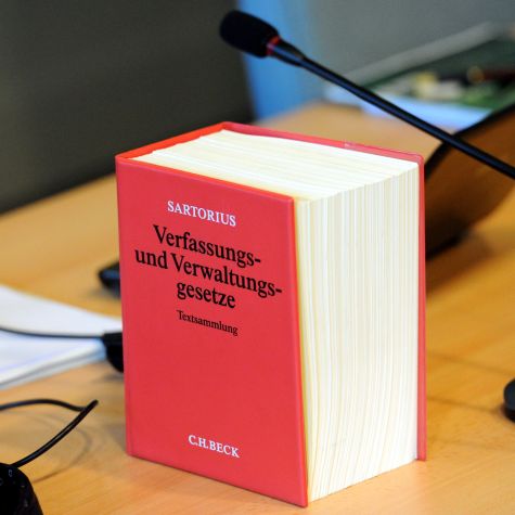 Die Aufnahme vom 26. Februar 2014 zeigt eine Textsammlung der Verfassungs- und Verwaltungsgesetze auf einem Tisch im Oberverwaltungsgericht (OVG) in Schleswig (Schleswig-Holstein). (Quelle: Carsten Rehder/dpa/picture alliance) Die Aufnahme vom 26. Februar 2014 zeigt eine Textsammlung der Verfassungs- und Verwaltungsgesetze auf einem Tisch im Oberverwaltungsgericht (OVG) in Schleswig (Schleswig-Holstein).