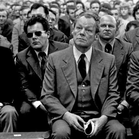 Bundeskanzler Willy Brandt (Mitte) mit Günter Guillaume (links, mit Brille) bei einer Veranstaltung der BKB am 8. April 1974 in Helmstedt. Guillaume wurde am 24. April 1974 unter Spionageverdacht verhaftet und in der Folge als Stasi-Agent enttarnt. (Quelle: Fritz Rust/picture alliance) Bundeskanzler Willy Brandt (Mitte) mit Günter Guillaume (links, mit Brille) bei einer Veranstaltung der BKB am 8. April 1974 in Helmstedt. Guillaume wurde am 24. April 1974 unter Spionageverdacht verhaftet und in der Folge als Stasi-Agent enttarnt.
