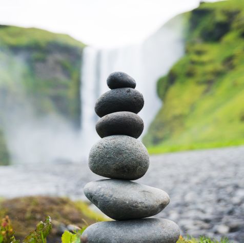 Die Aufnahme zeigt aufeinandergetürmte runde Steine vor einer Naturkulisse (Quelle: Photo by Martin Sanchez on Unsplash) Die Aufnahme zeigt aufeinandergetürmte runde Steine vor einer Naturkulisse