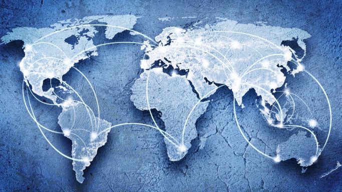 Die Grafik stellt eine Weltkarte dar, auf der die internationale Vernetzung durch Verbindungslinien visualisiert wird (Quelle: Sergey Nivens/Shotshop/picture alliance) Die Grafik stellt eine Weltkarte dar, auf der die internationale Vernetzung durch Verbindungslinien visualisiert wird
