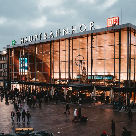 Die Aufnahme zeigt den Kölner Hauptbahnhof (Quelle: Photo by Kai Pilger on Unsplash) Die Aufnahme zeigt den Kölner Hauptbahnhof