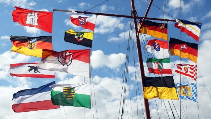 Die Fahnen der 16 deutschen Bundesländer wehen am Tag der Deutschen Einheit bei Kestert im Rhein-Lahn-Kreis in Rheinland-Pfalz. (Quelle: Winfried Rothermel/picture alliance) Die Fahnen der 16 deutschen Bundesländer wehen am Tag der Deutschen Einheit bei Kestert im Rhein-Lahn-Kreis in Rheinland-Pfalz.