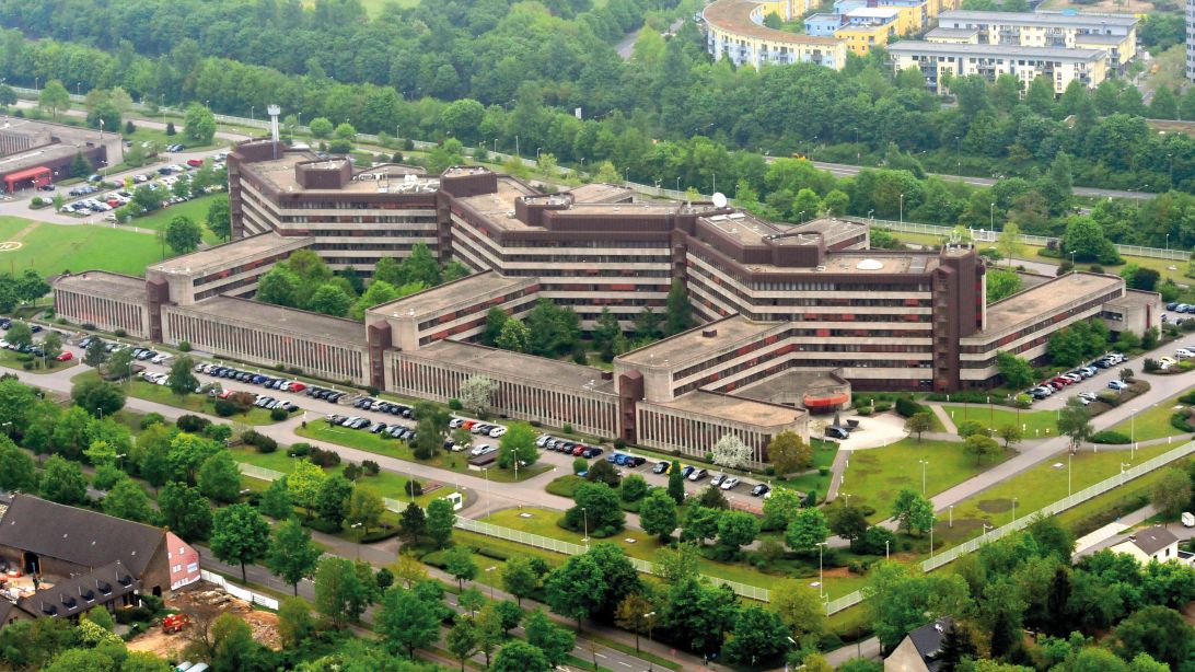 Die Aufnahme zeigt eine Luftperspektive der Liegenschaft des Bundesamtes für Verfassungsschutz in Köln-Chorweiler (Quelle: Bundesamt für Verfassungsschutz) Die Aufnahme zeigt eine Luftperspektive der Liegenschaft des Bundesamtes für Verfassungsschutz in Köln-Chorweiler