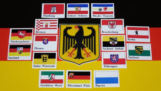 Die Aufnahme vom 16. September 2019 aus Borkwalde (Brandenburg) zeigte eine Bundeswappenflagge, auf der die Flaggen der 16 Bundesländer. (Quelle: Sascha Steinach/dpa-Zentralbild/picture alliance) Die Aufnahme vom 16. September 2019 aus Borkwalde (Brandenburg) zeigte eine Bundeswappenflagge, auf der die Flaggen der 16 Bundesländer.