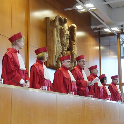 Die Aufnahme vom 17. Januar 2017 zeigt den zweiten Senat des Bundesverfassungsgerichts in Karlsruhe (Baden-Württemberg) bei der Urteilsverkündung im NPD-Verbotsverfahren. 