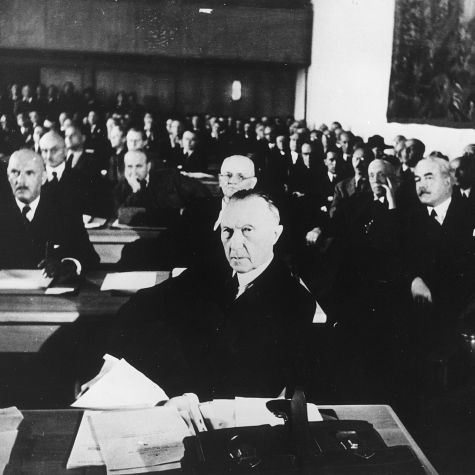 Die Aufnahme zeigt die konstituierende Sitzung des Parlamentarischen Rates am 1. September 1948. Im Vordergrund ist der gewählte Präsident des Parlamentarischen Rates, Konrad Adenauer, zu sehen.