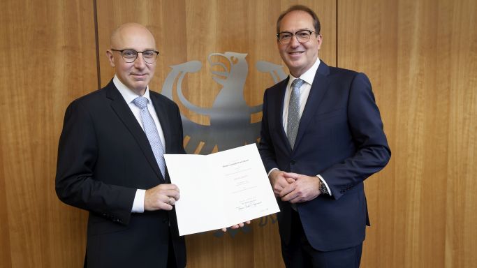 Das Bild zeigt BfV-Präsident Sinan Selen und Bundesinnenminister Alexander Dobrindt bei der Ernennung.  (Quelle: Bundesministerium des Innern) Das Bild zeigt BfV-Präsident Sinan Selen und Bundesinnenminister Alexander Dobrindt bei der Ernennung.