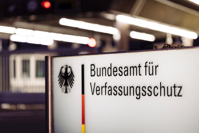 Die Aufnahme zeigt die Pforte Nord der Liegenschaft des Bundesamtes für Verfassungsschutz in Köln (Quelle: picture alliance / Geisler-Fotopress | Christoph Hardt/Geisler-Fotopres) Die Aufnahme zeigt die Pforte Nord der Liegenschaft des Bundesamtes für Verfassungsschutz in Köln